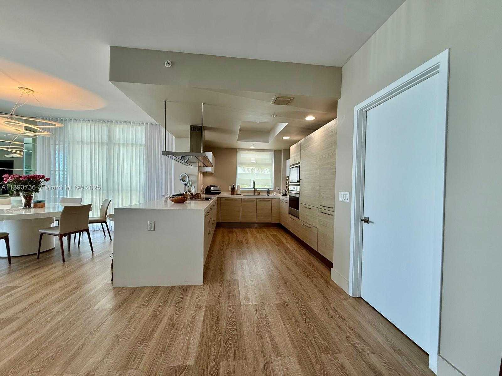Small Image of 17301 BISCAYNE BLVD #501, North Miami Beach Number 17