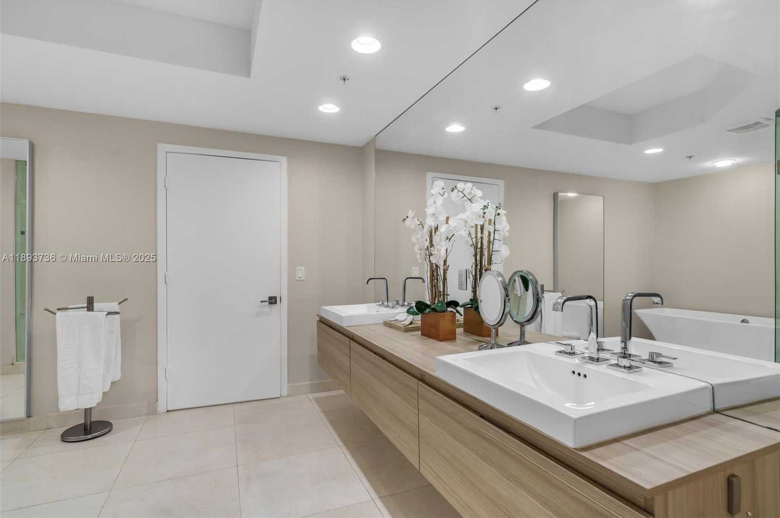 Small Image of 17301 BISCAYNE BLVD #501, North Miami Beach Number 29