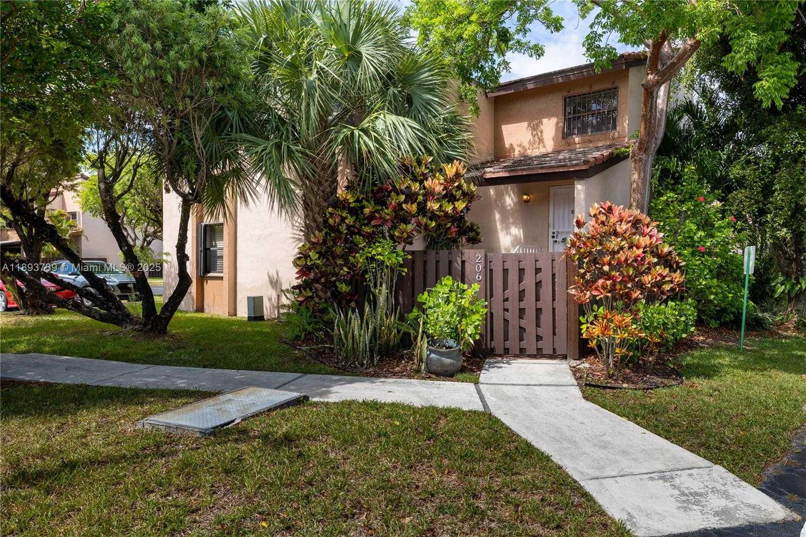 Small Image of 575 WEST PARK DR #206, Miami Number 4