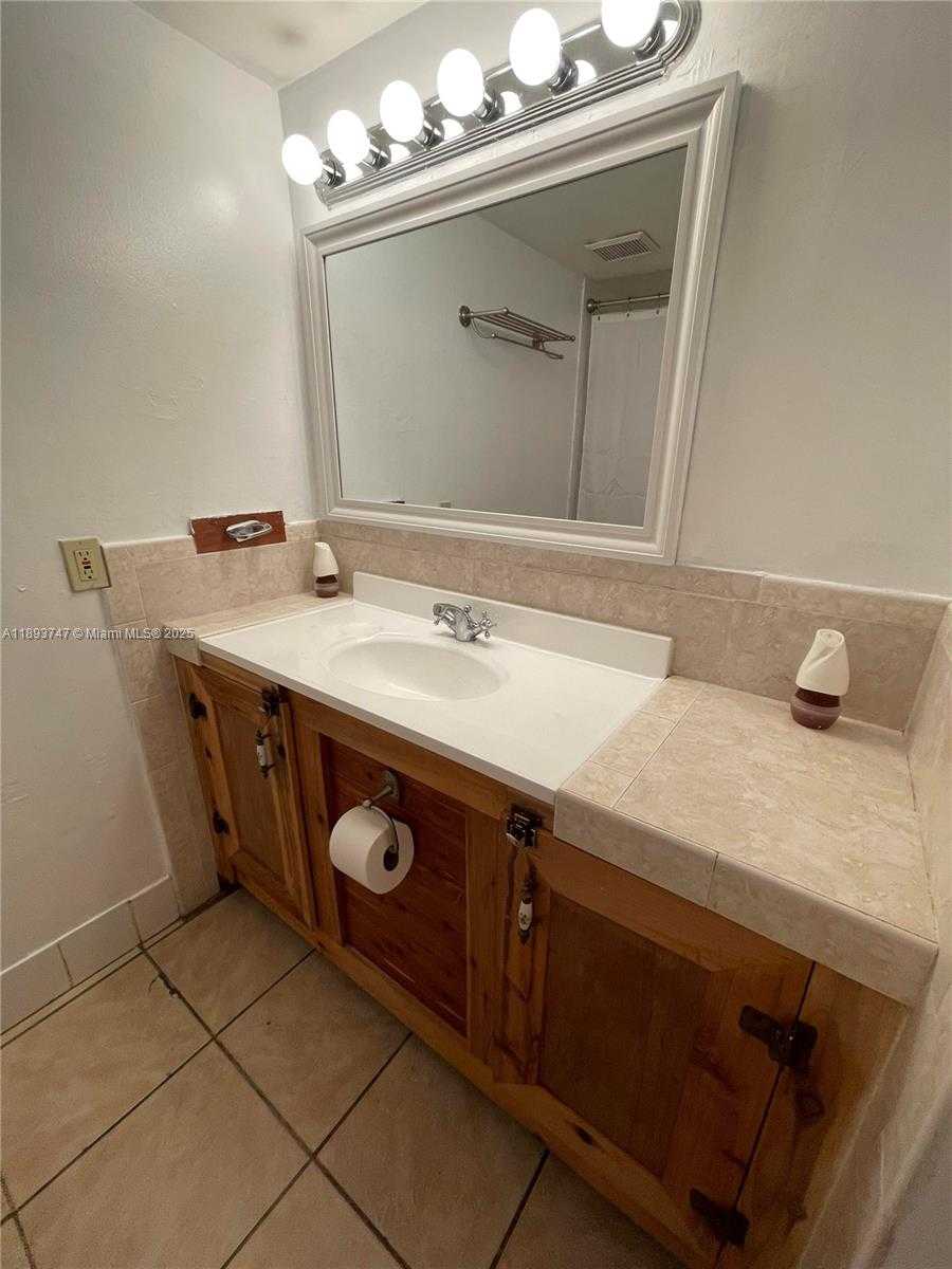 Small Image of 1801 SOUTH TREASURE DR #323, North Bay Village Number 16