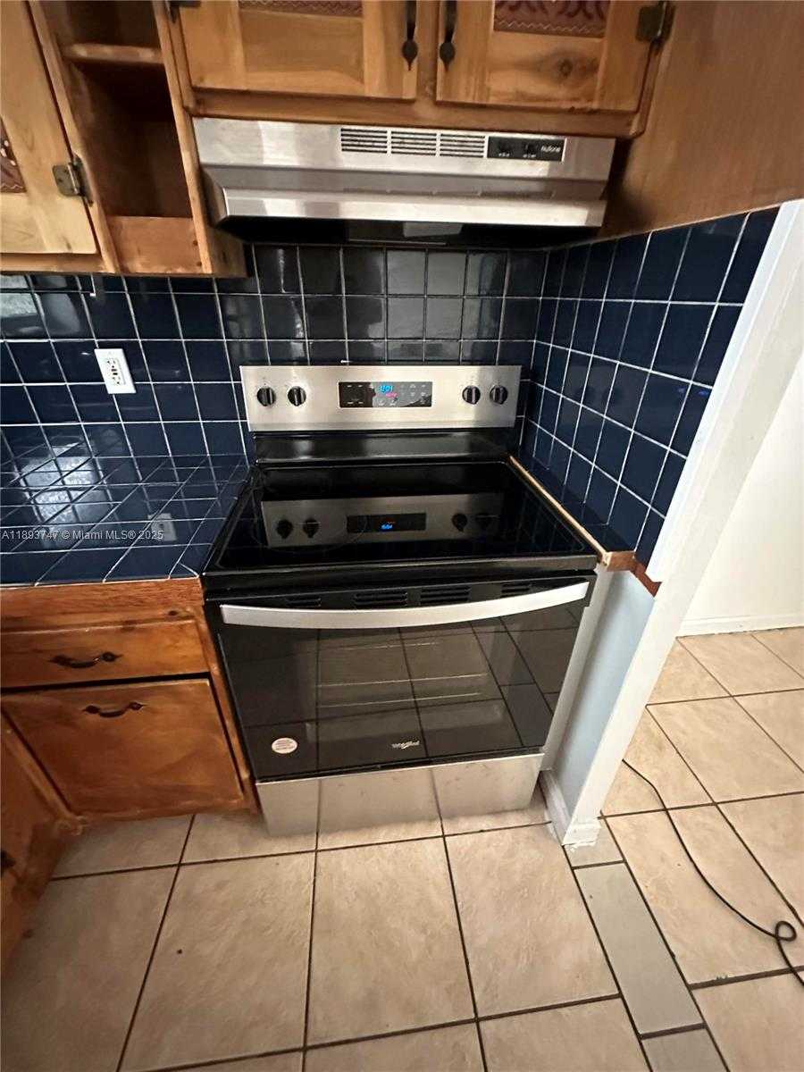 Small Image of 1801 SOUTH TREASURE DR #323, North Bay Village Number 2