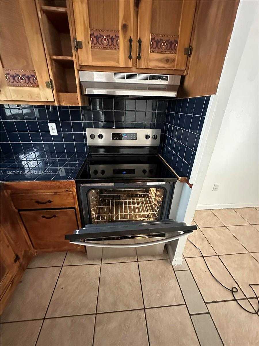 Small Image of 1801 SOUTH TREASURE DR #323, North Bay Village Number 3