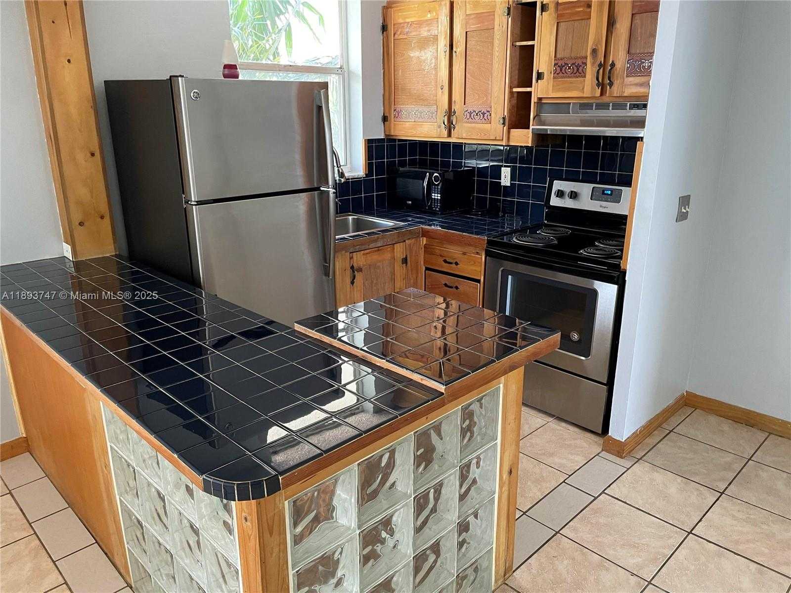 Small Image of 1801 SOUTH TREASURE DR #323, North Bay Village Number 4