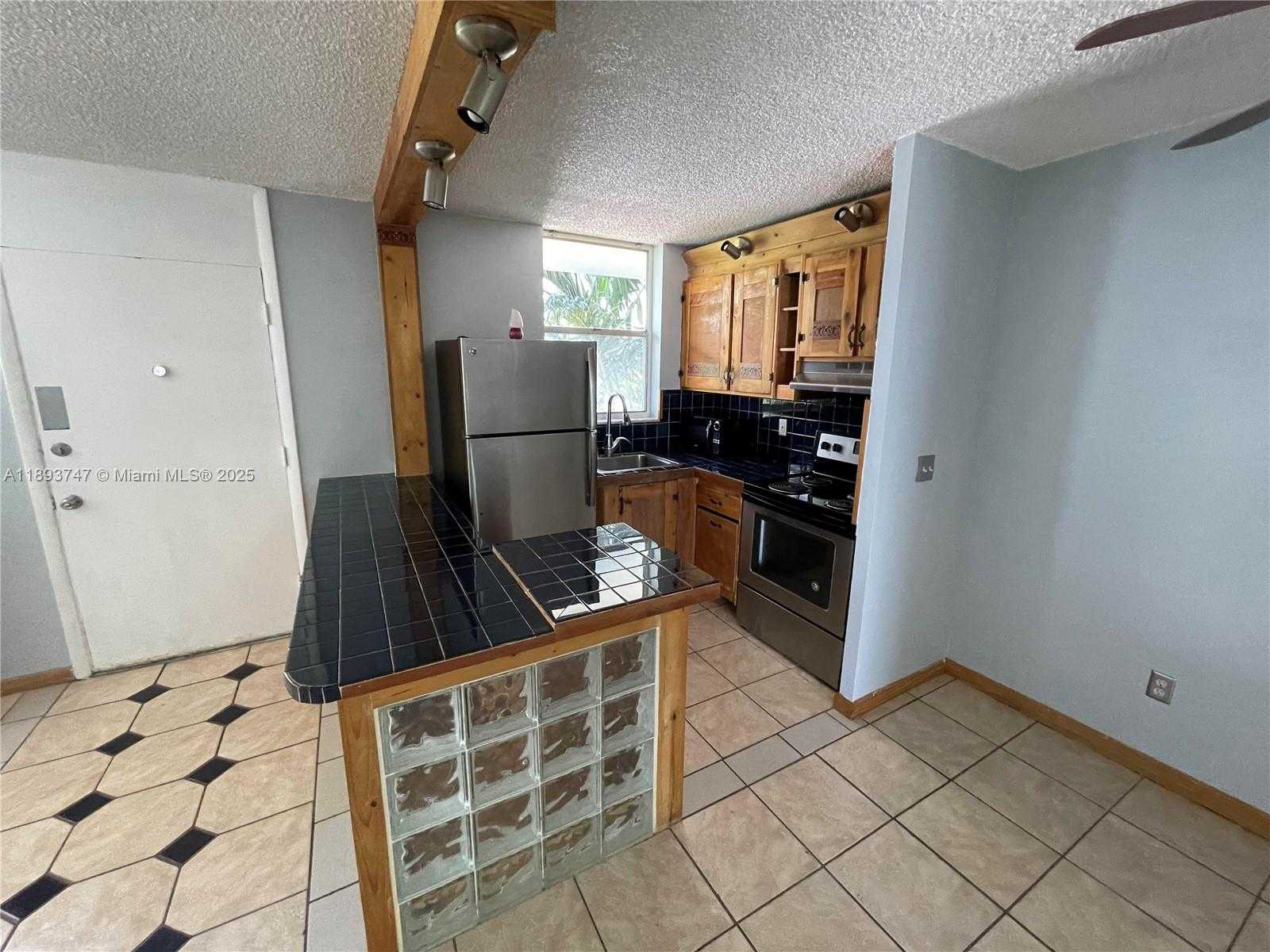 Small Image of 1801 SOUTH TREASURE DR #323, North Bay Village Number 5