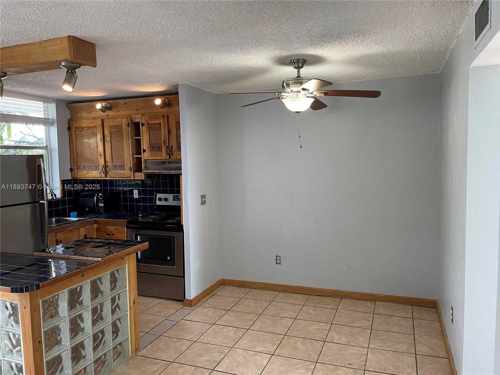 Small Image of 1801 SOUTH TREASURE DR #323, North Bay Village Number 8
