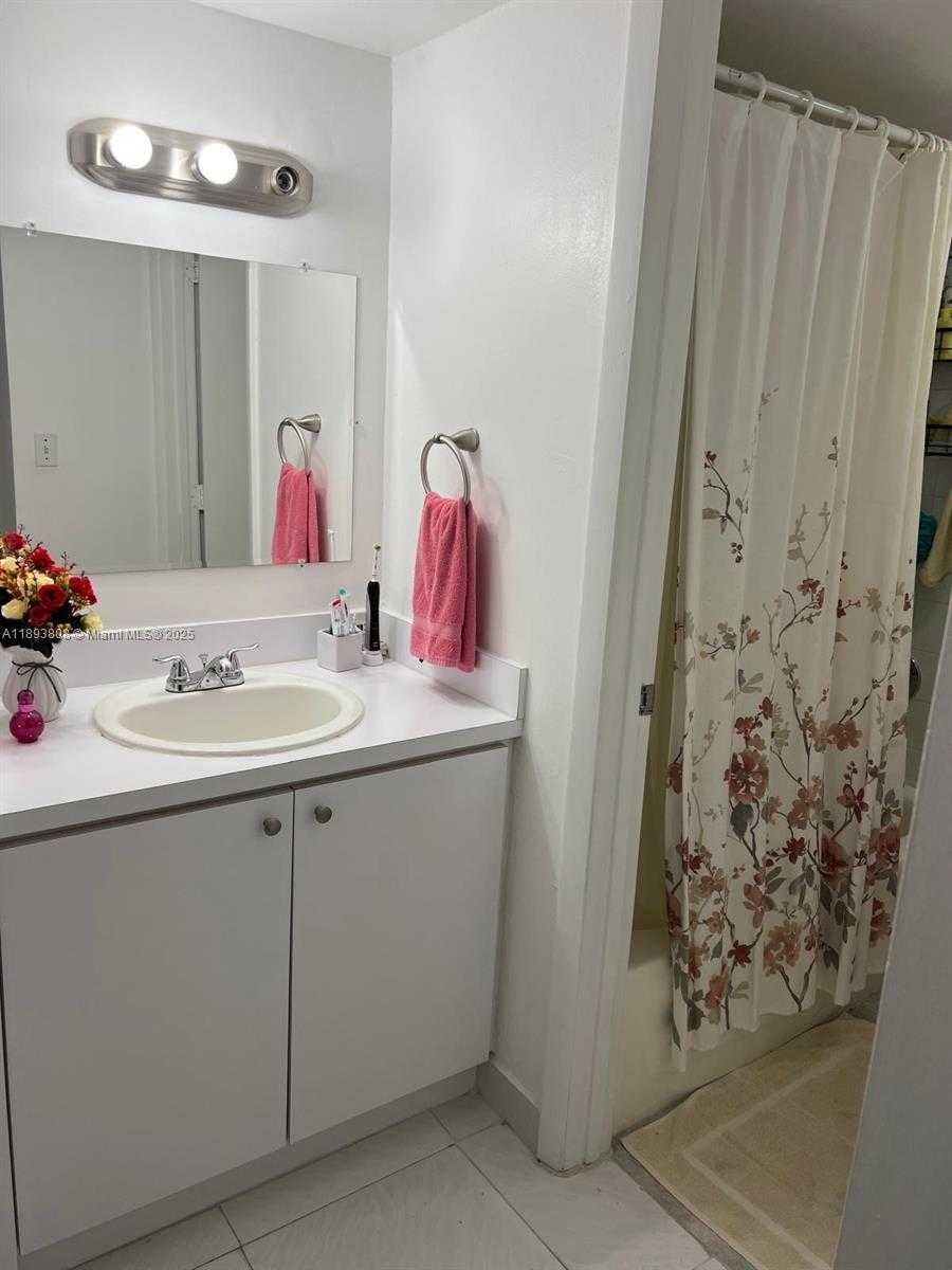 Small Image of 17021 NORTH BAY RD #123, Sunny Isles Beach Number 28