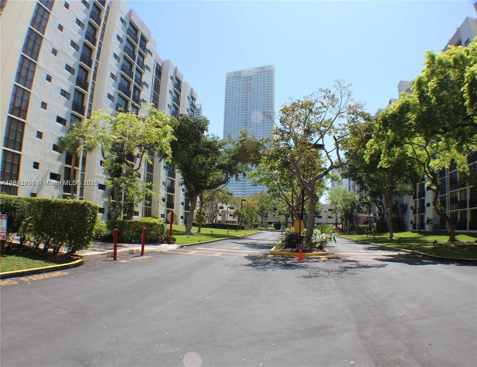 Small Image of 17021 NORTH BAY RD #123, Sunny Isles Beach Number 4