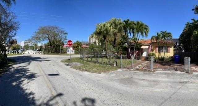 Small Image of 2341 SOUTH WEST 34TH AVE, Miami Number 3