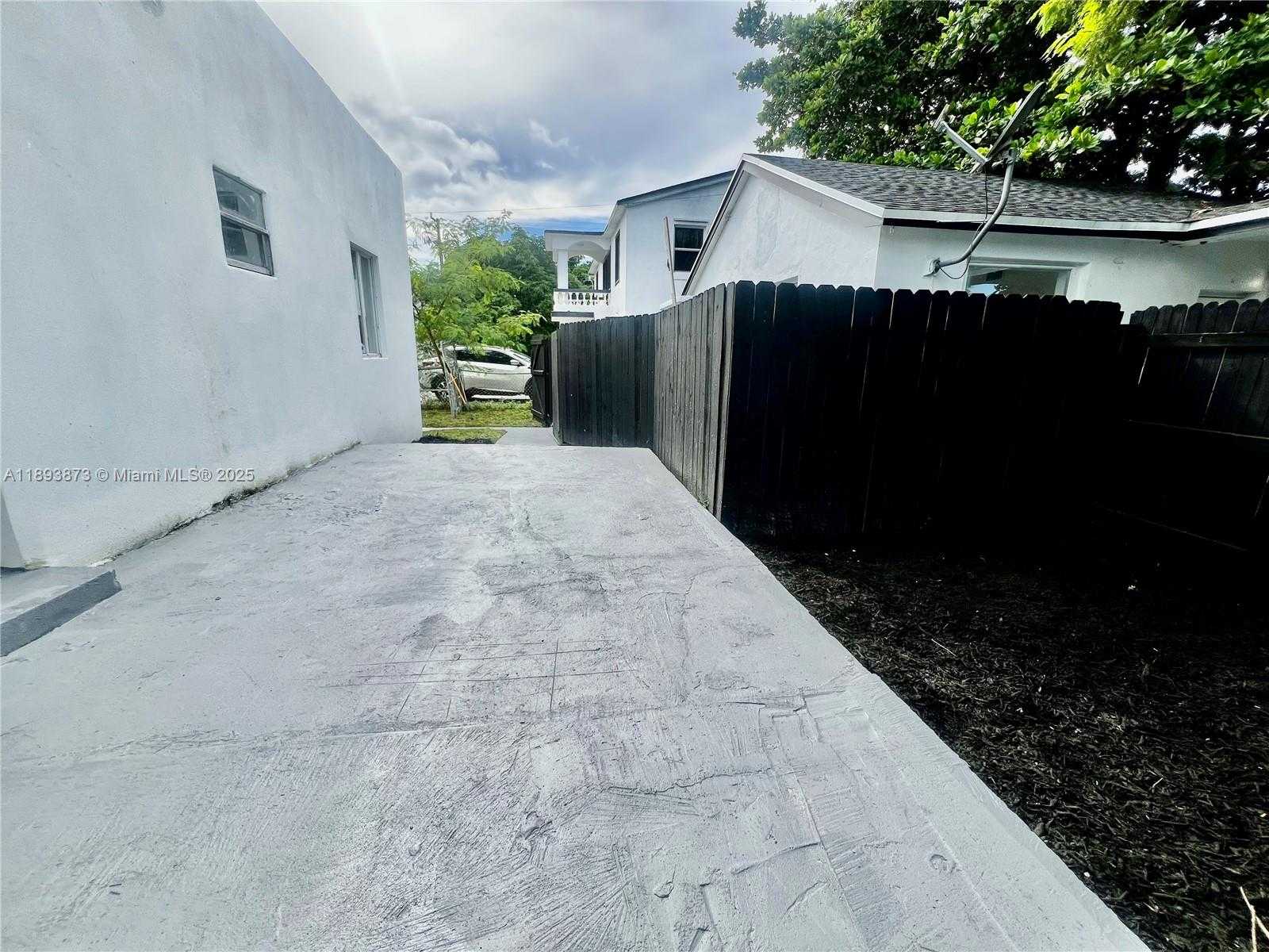 Small Image of 1601 NORTH WEST 50TH ST #1, Miami Number 25