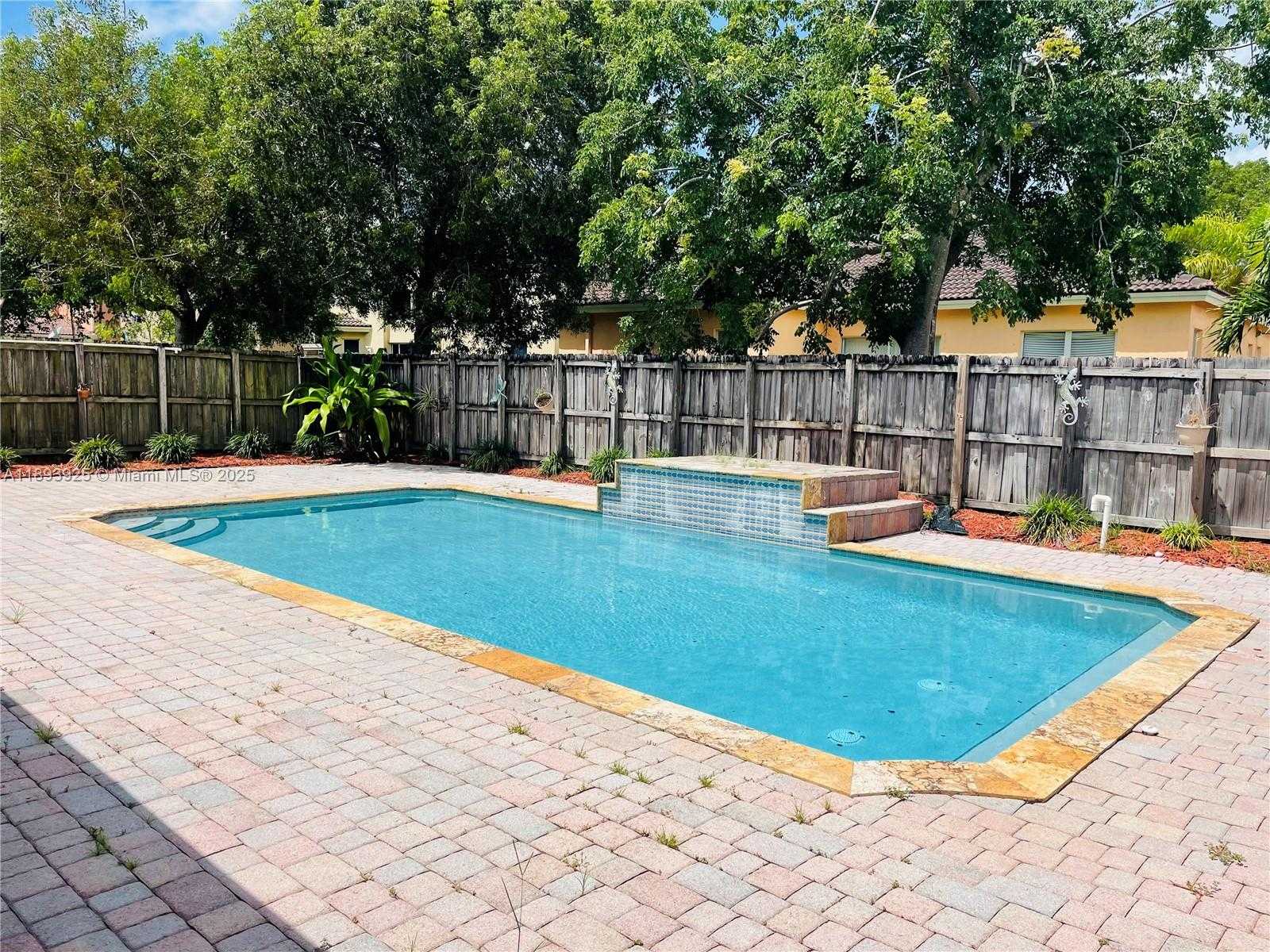 Small Image of 1750 SOUTH EAST 19TH AVE, Homestead Number 3