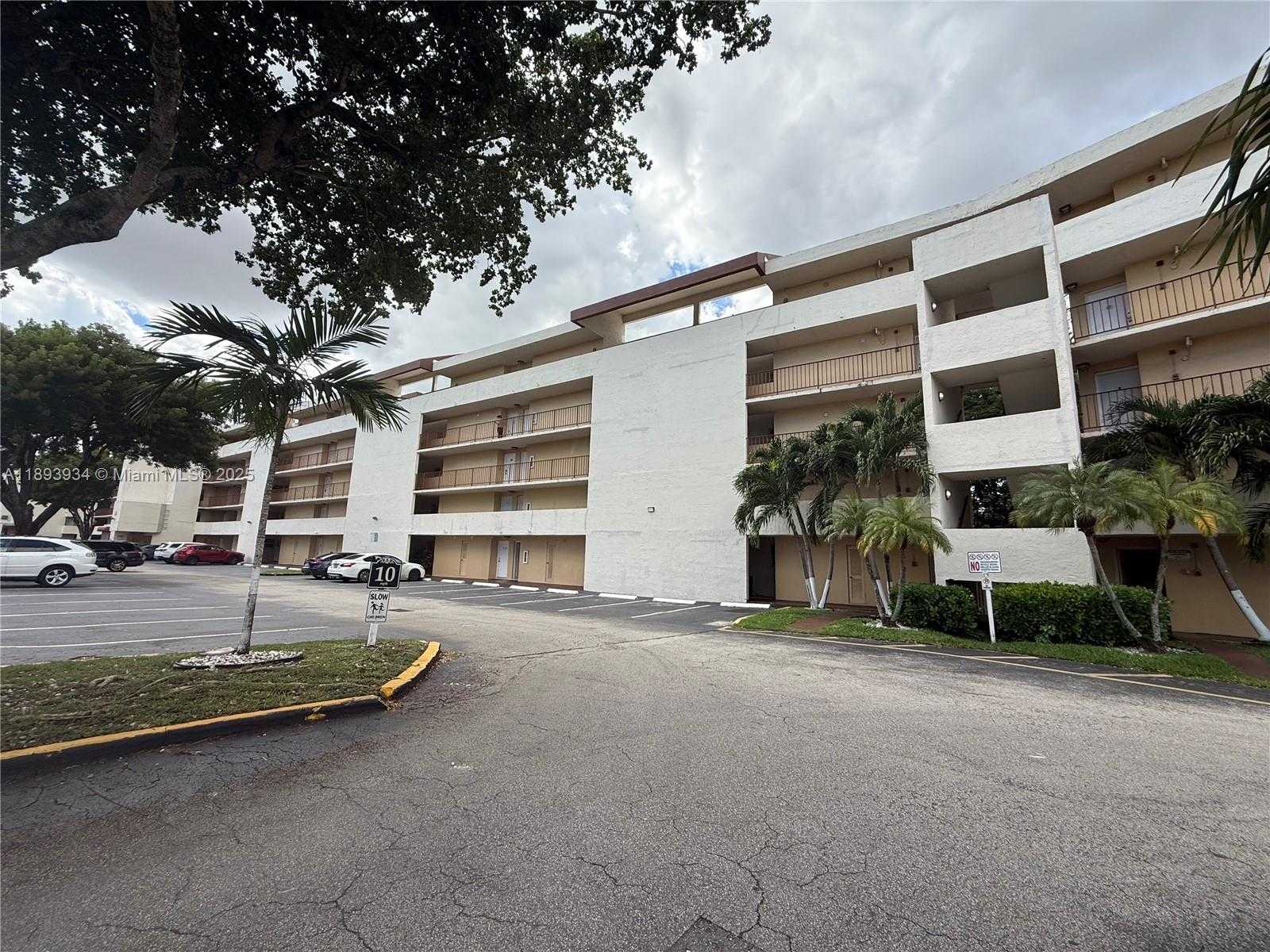 Small Image of 8860 FONTAINEBLEAU BLVD #305, Miami Number 10