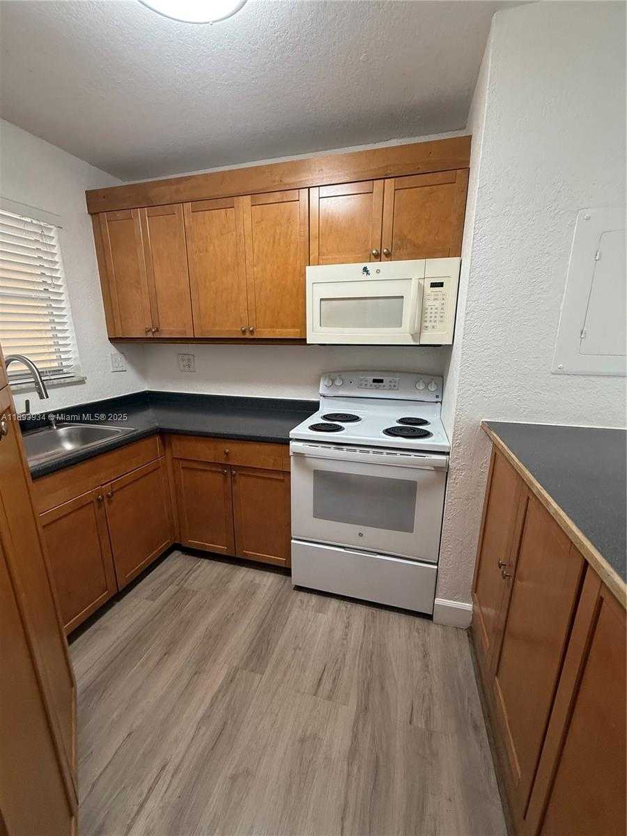 Small Image of 8860 FONTAINEBLEAU BLVD #305, Miami Number 18
