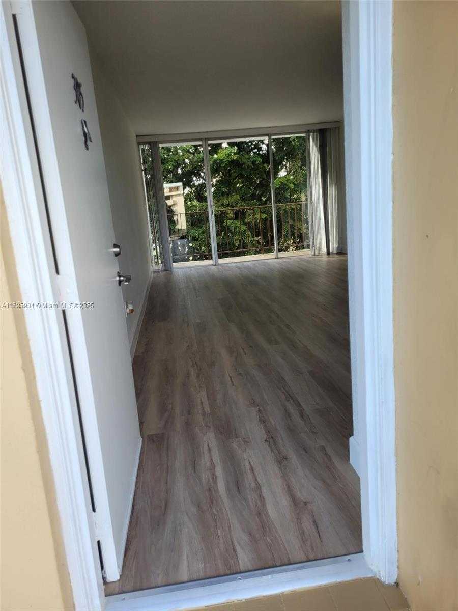 Small Image of 8860 FONTAINEBLEAU BLVD #305, Miami Number 40