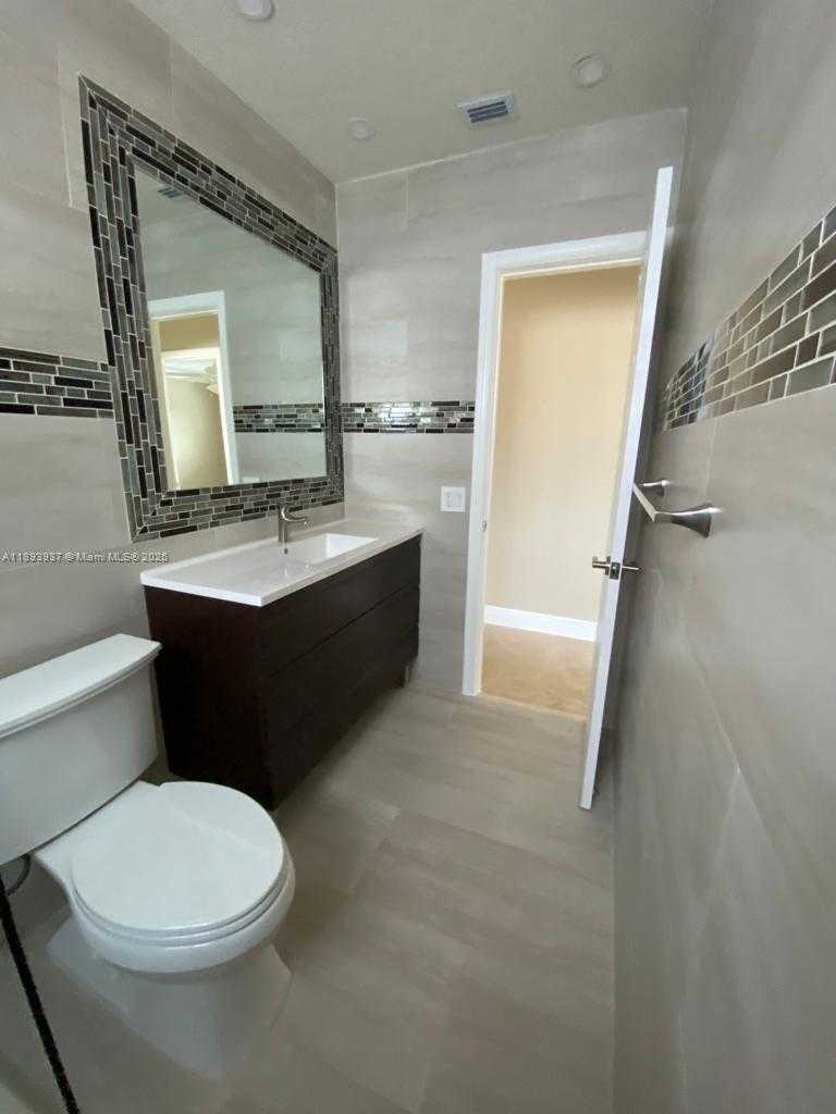 Small Image of 3260 SOUTH WEST 87TH PL, Miami Number 11