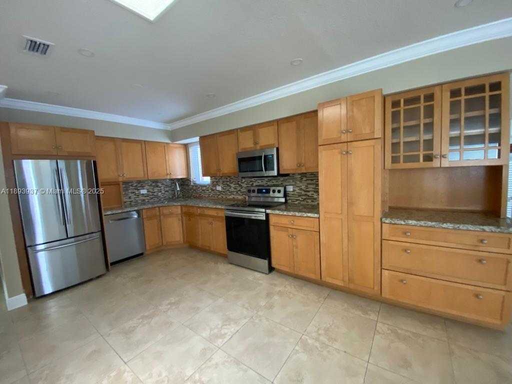 Small Image of 3260 SOUTH WEST 87TH PL, Miami Number 2