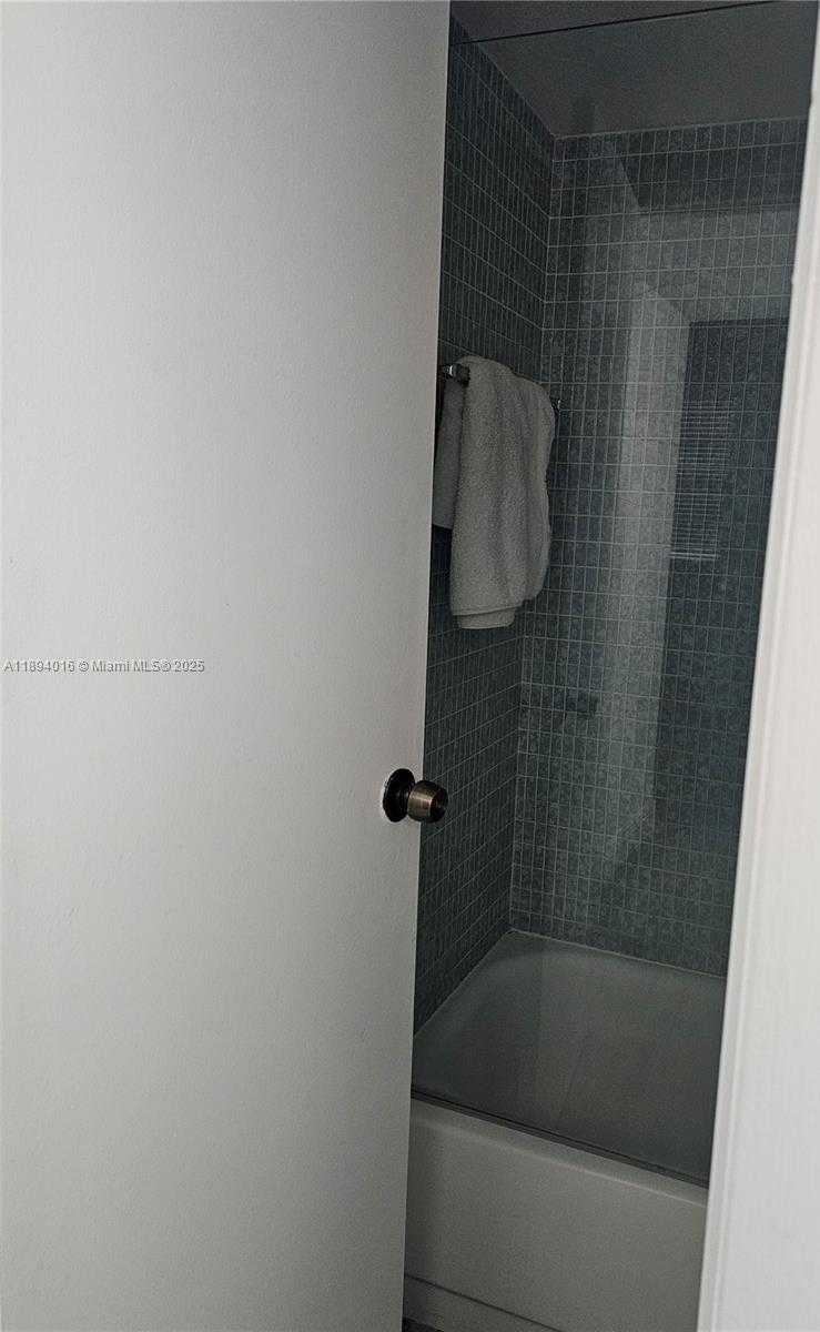 Small Image of 20400 WEST COUNTRY CLUB DR #301, Aventura Number 18