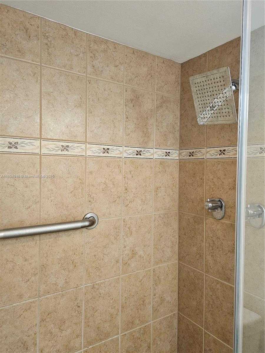 Small Image of 20400 WEST COUNTRY CLUB DR #301, Aventura Number 8