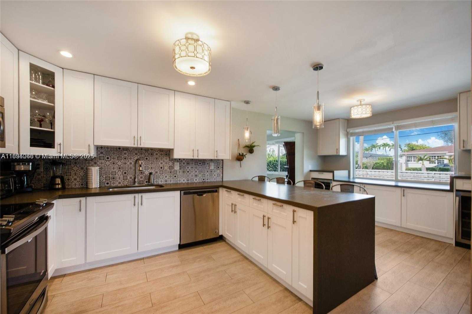 Small Image of 6560 SOUTH WEST 26TH ST, Miami Number 2