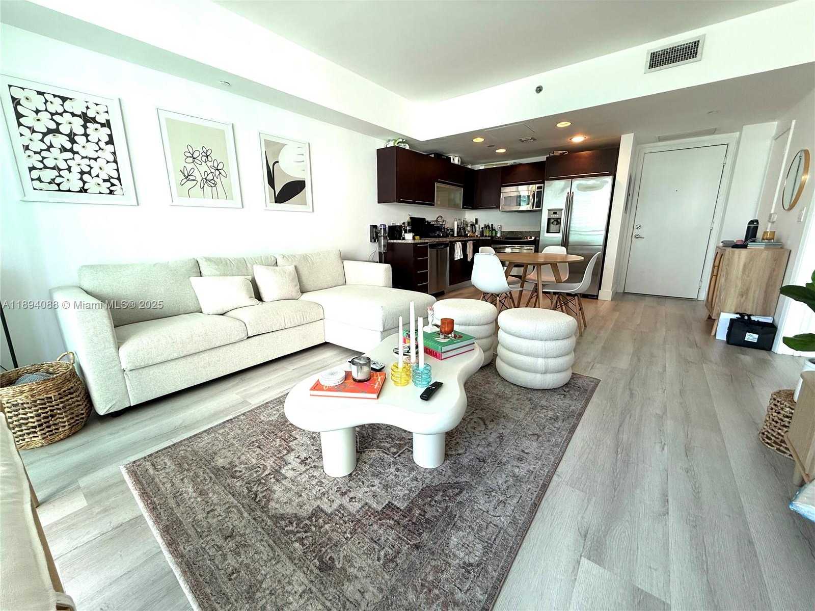 Small Image of 950 BRICKELL BAY DR #1408, Miami Number 2
