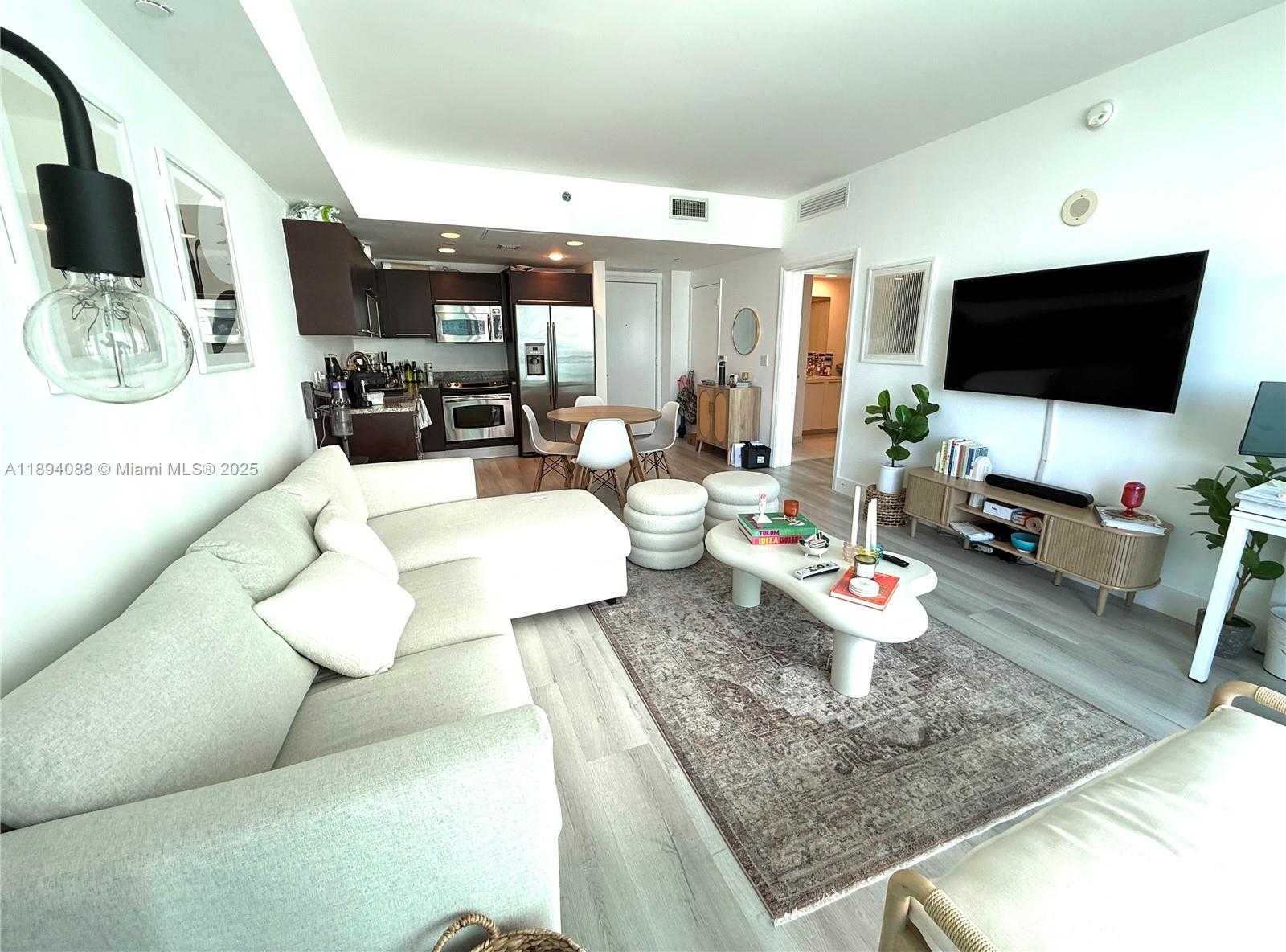 Small Image of 950 BRICKELL BAY DR #1408, Miami Number 3