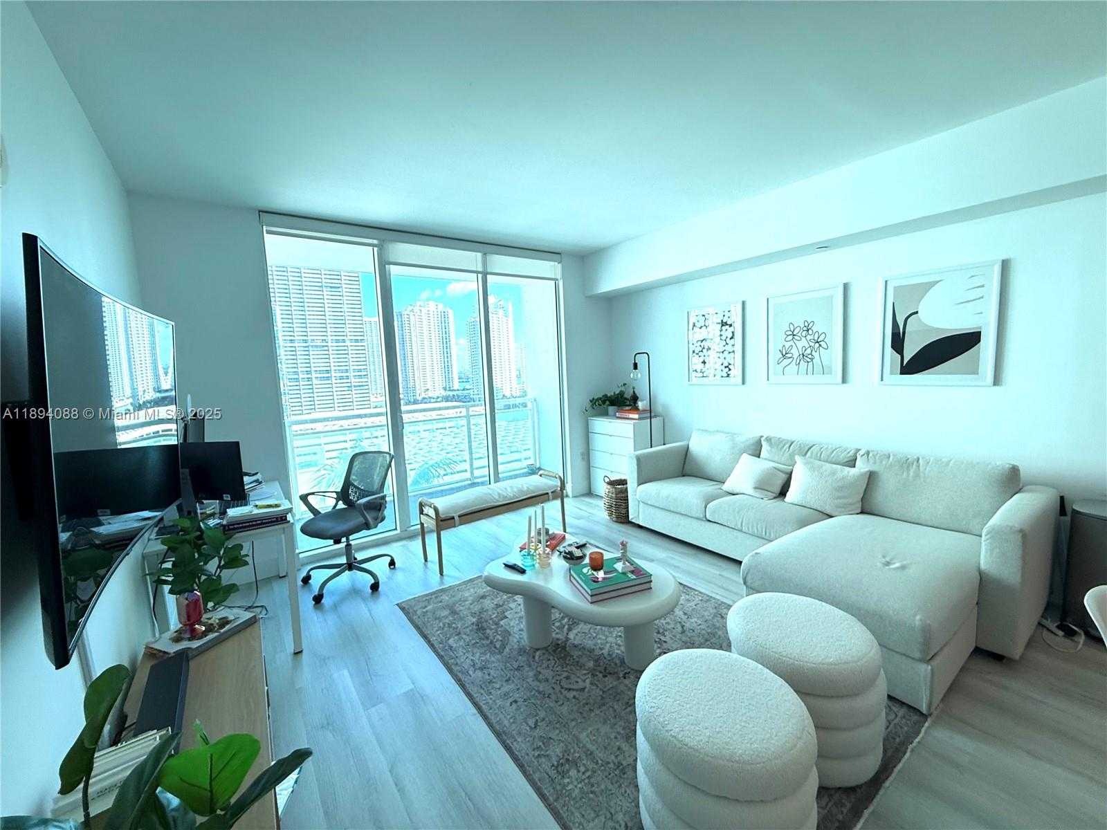 Small Image of 950 BRICKELL BAY DR #1408, Miami Number 4