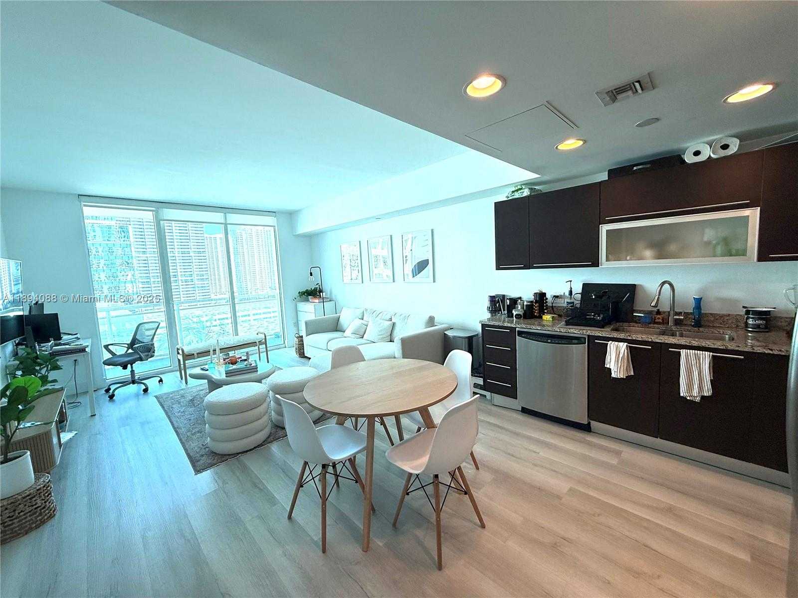 Small Image of 950 BRICKELL BAY DR #1408, Miami Number 5