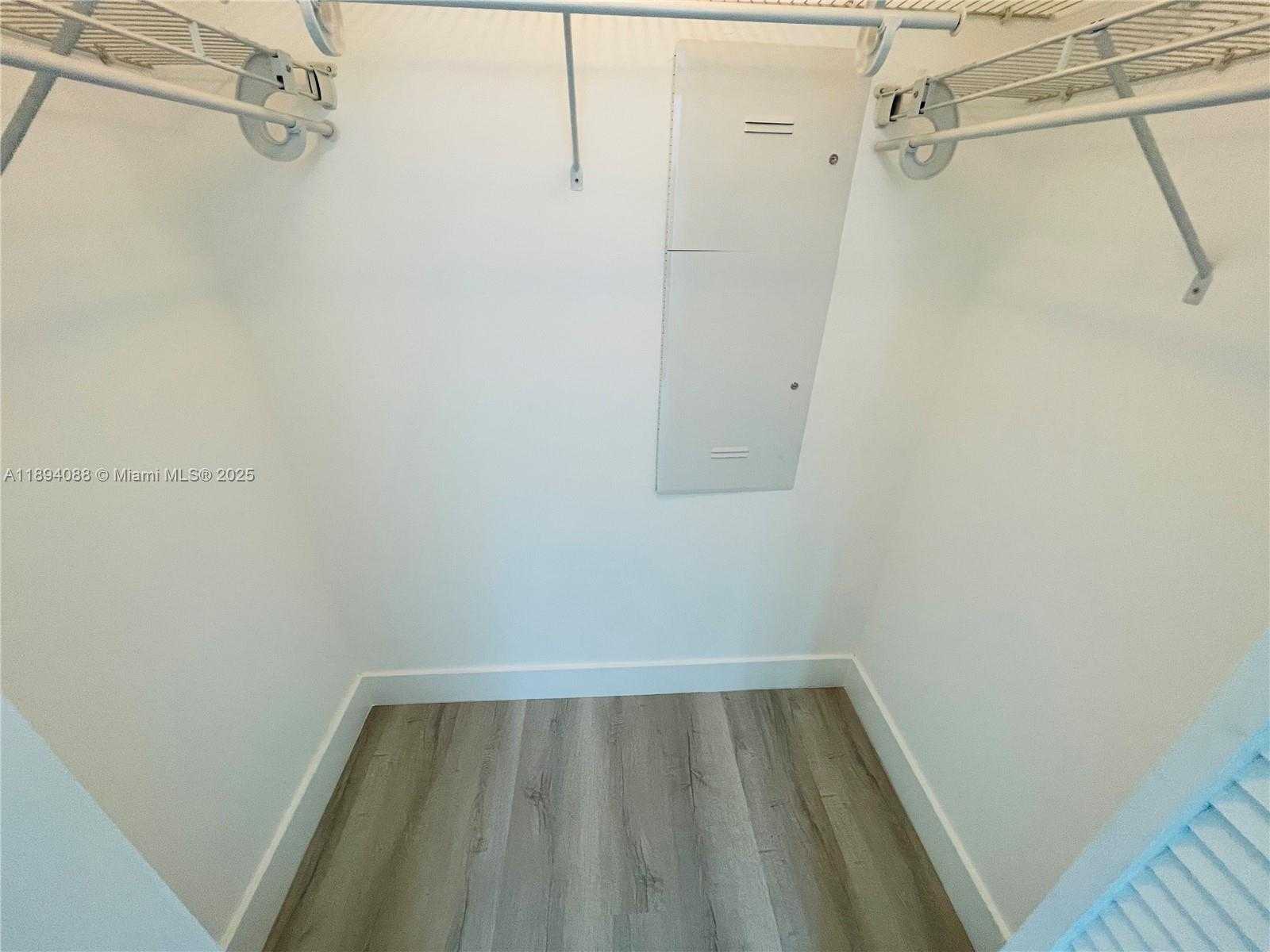 Small Image of 950 BRICKELL BAY DR #1408, Miami Number 9