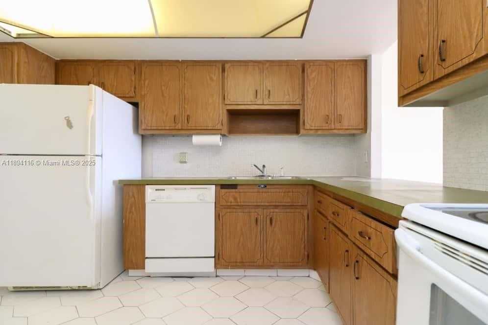 Small Image of 1351 NORTH EAST MIAMI GARDENS DR #1001E, Miami Number 3