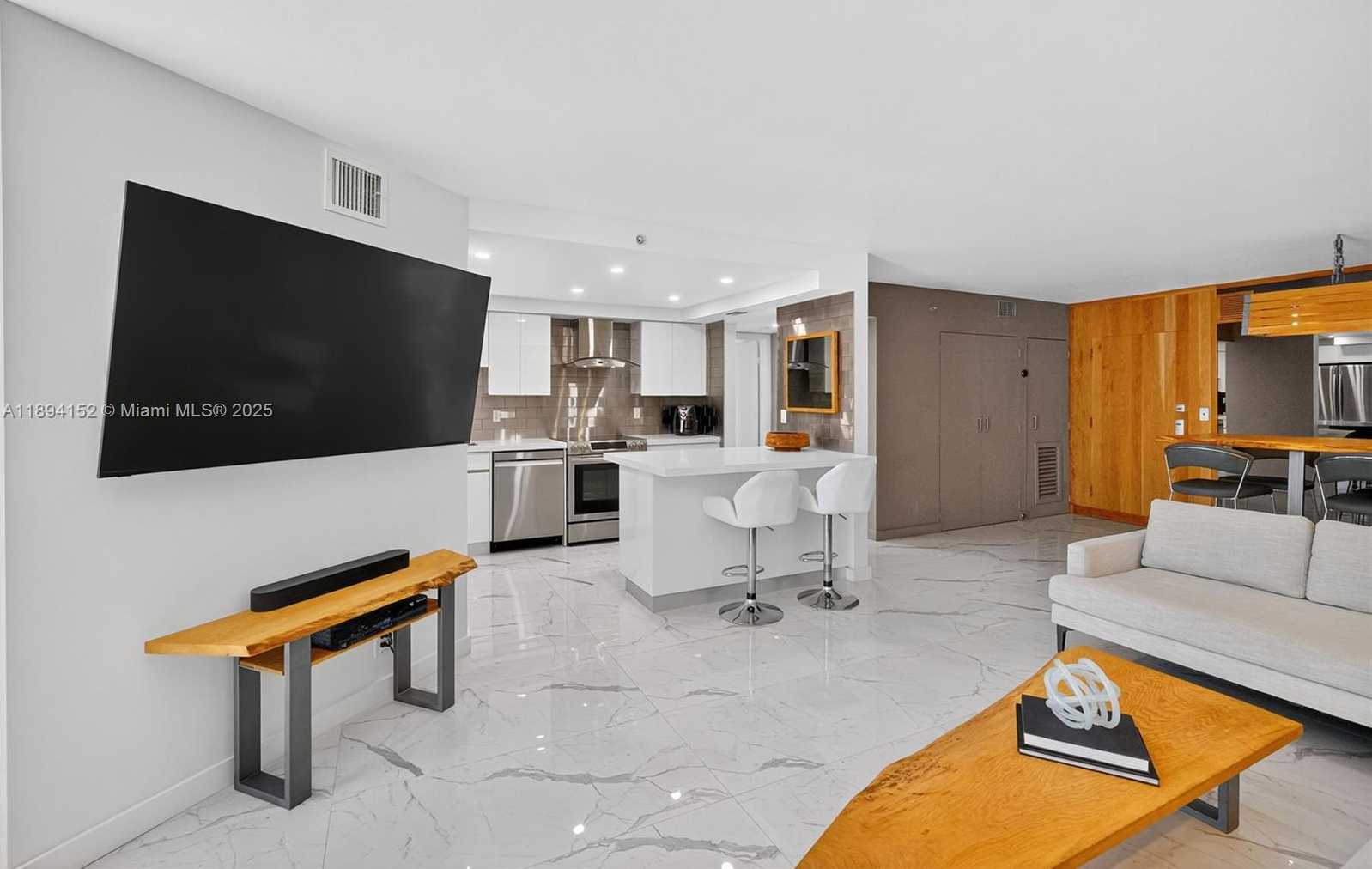 Small Image of 2401 COLLINS AVE #403, Miami Beach Number 13