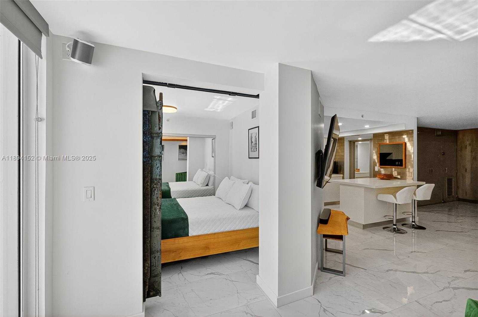 Small Image of 2401 COLLINS AVE #403, Miami Beach Number 15