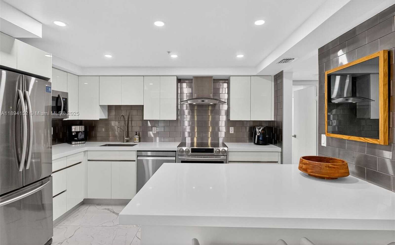 Small Image of 2401 COLLINS AVE #403, Miami Beach Number 2