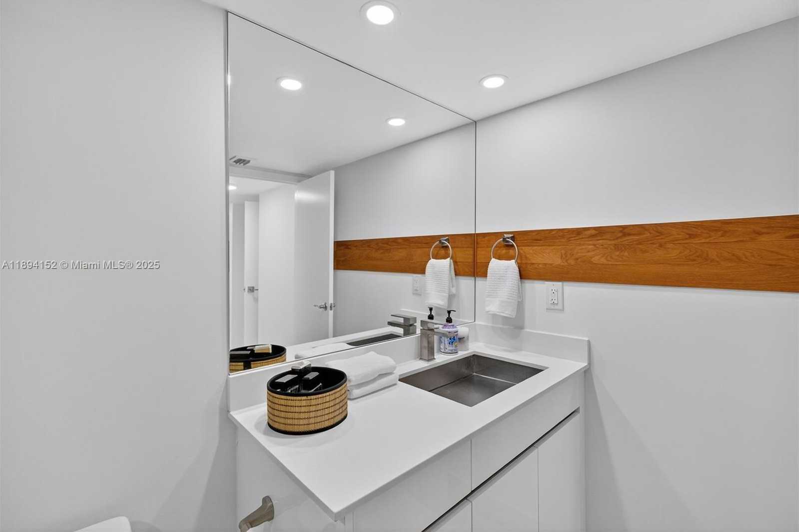 Small Image of 2401 COLLINS AVE #403, Miami Beach Number 20