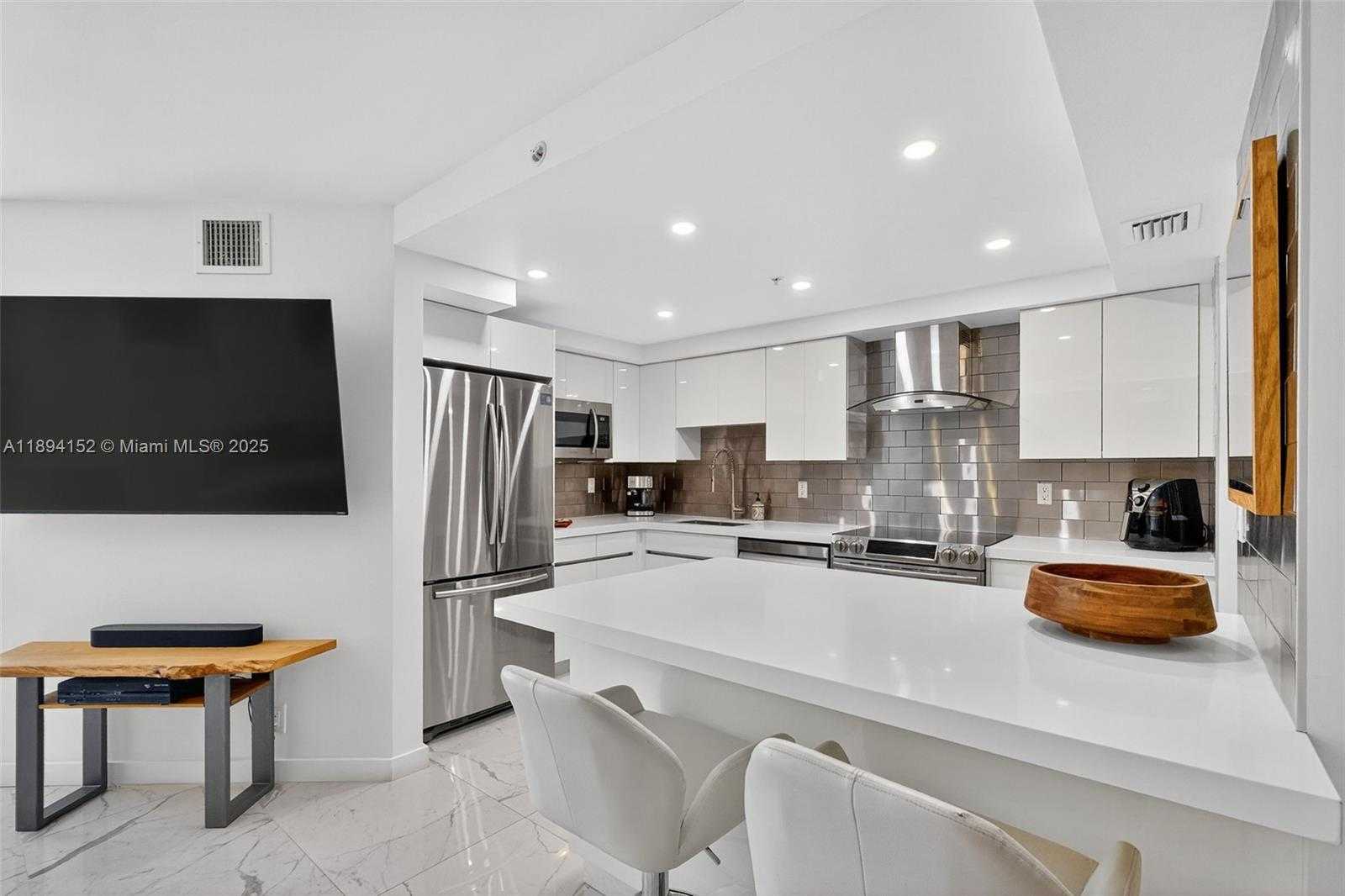 Small Image of 2401 COLLINS AVE #403, Miami Beach Number 8