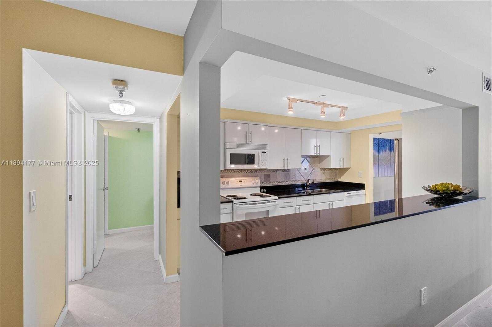 Small Image of 2401 COLLINS AVE #1406, Miami Beach Number 2