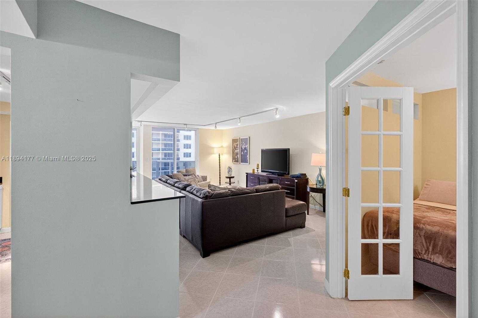 Small Image of 2401 COLLINS AVE #1406, Miami Beach Number 4