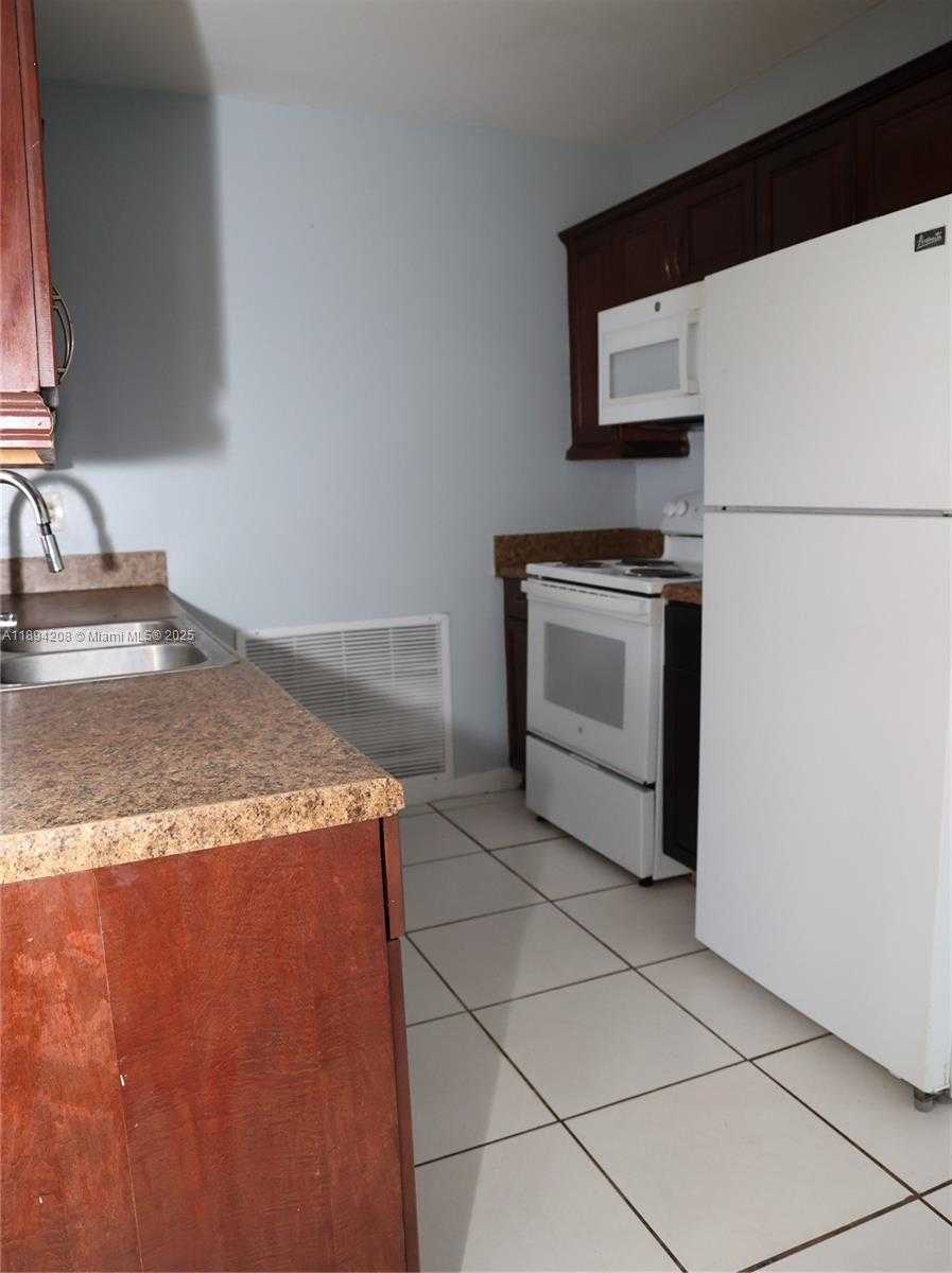 Small Image of 15130 JACKSON ST, Miami Number 9