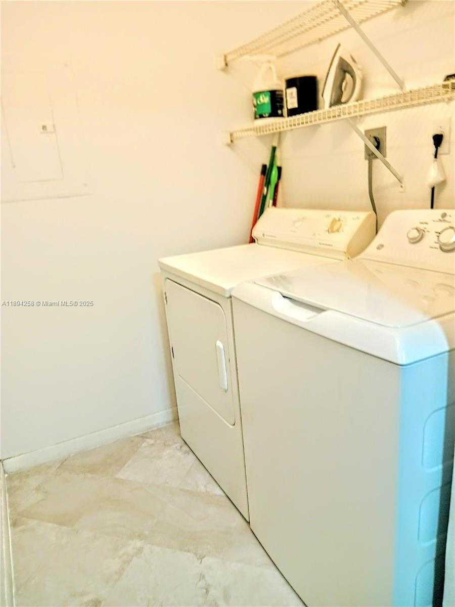 Small Image of Aventura Number 12