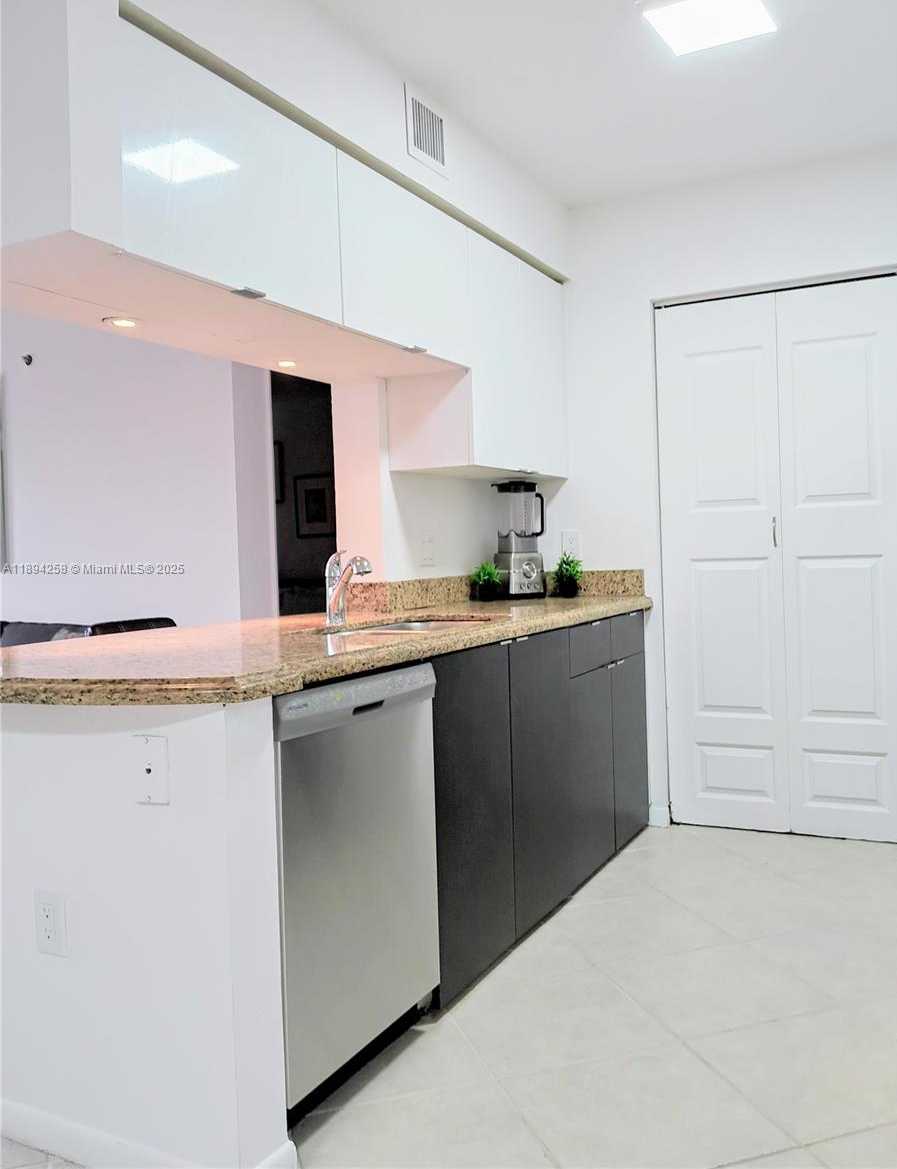 Small Image of Aventura Number 3