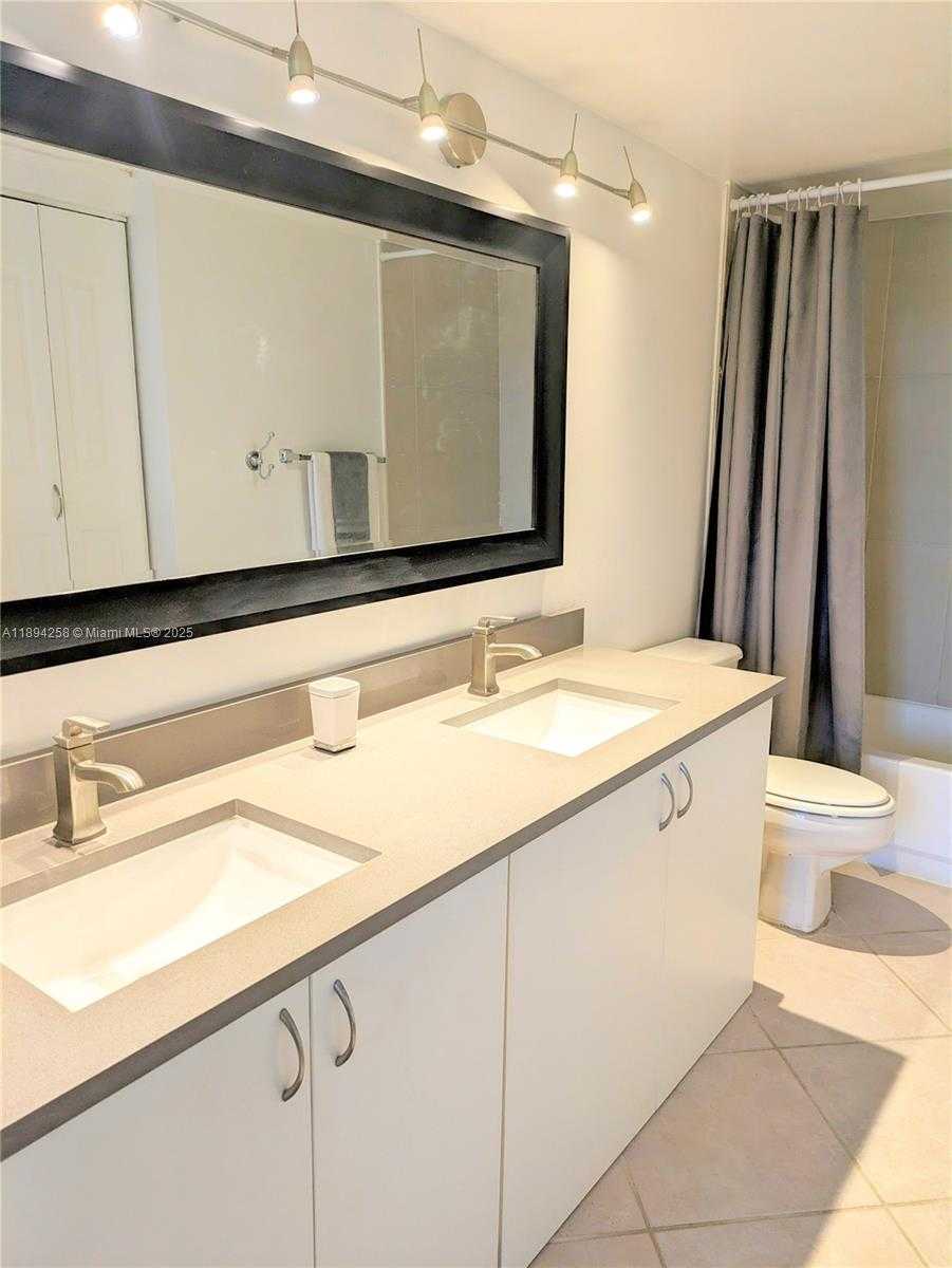Small Image of Aventura Number 7