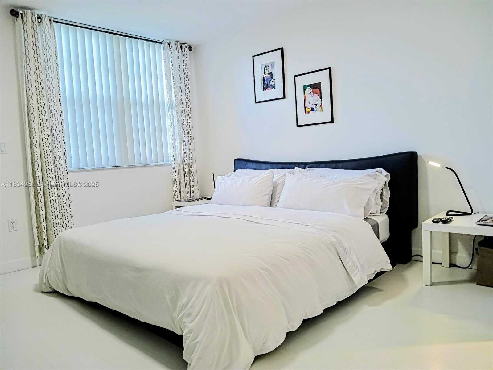 Small Image of Aventura Number 8