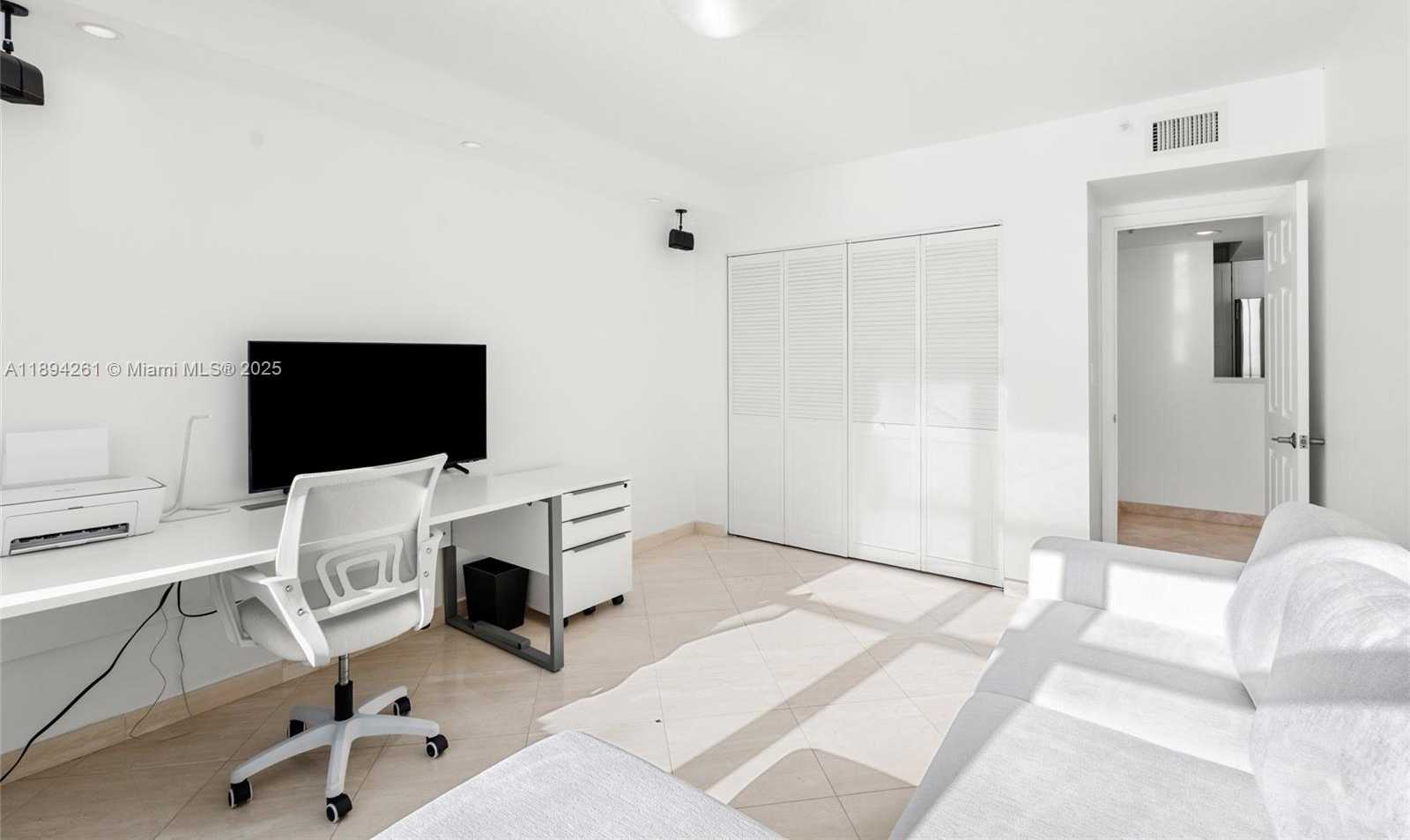 Small Image of 800 CLAUGHTON ISLAND DR #2203, Miami Number 17