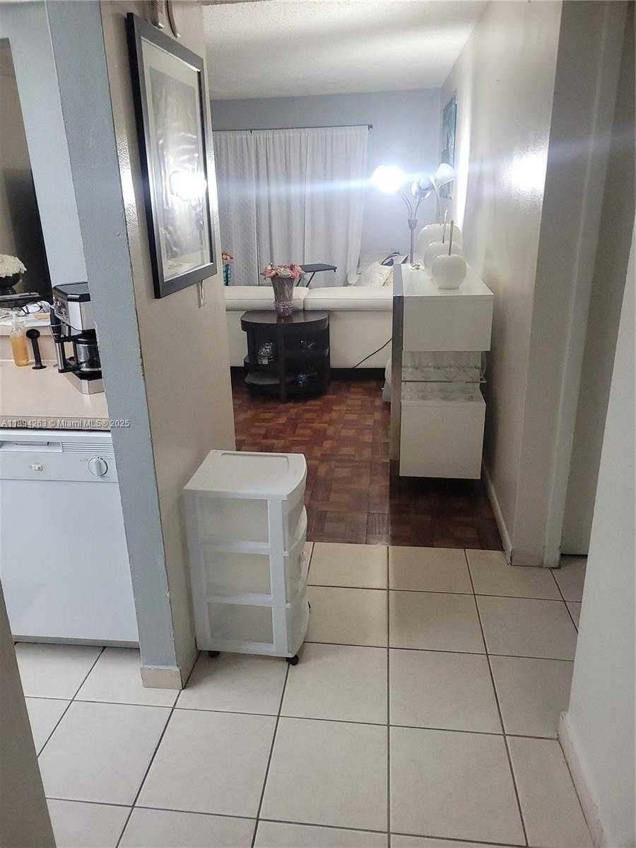 Small Image of 17901 NORTH WEST 68TH AVE #Q103, Hialeah Number 11
