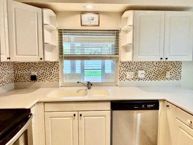 Small Image of 14911 SOUTH WEST 140TH CT, Miami Number 4