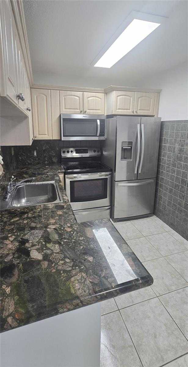 Small Image of 9723 HAMMOCKS BLVD #102, Miami Number 4