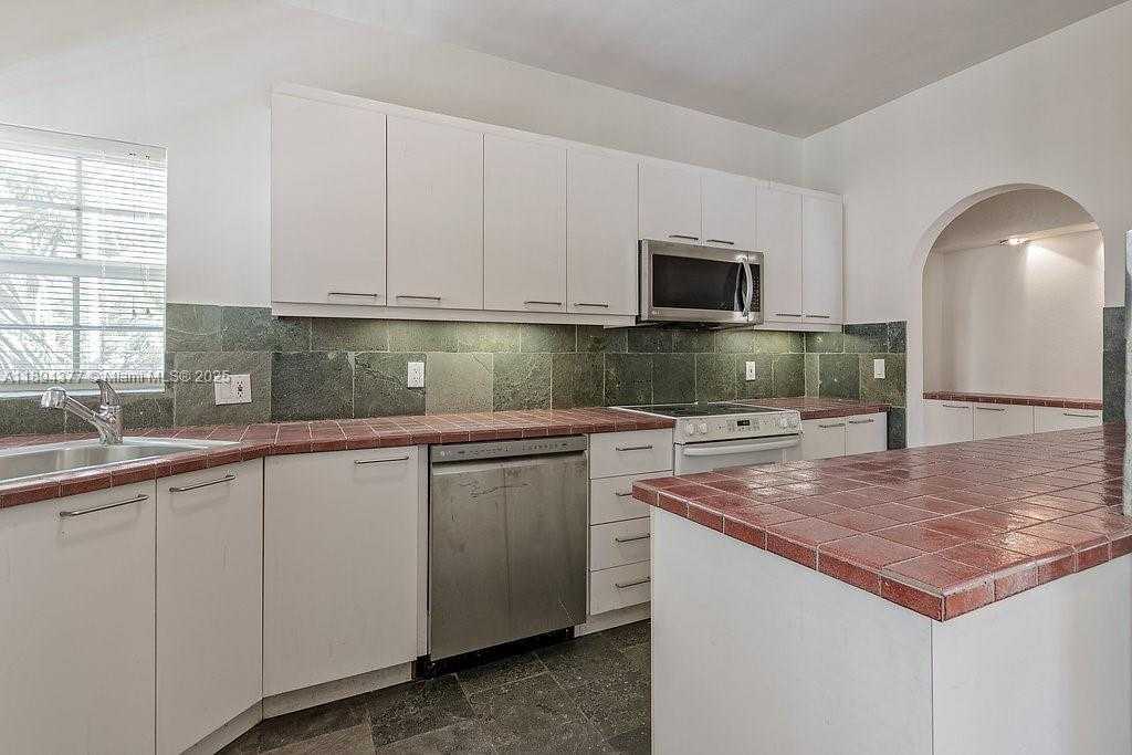 Small Image of 32 CALABRIA AVE #2, Coral Gables Number 10