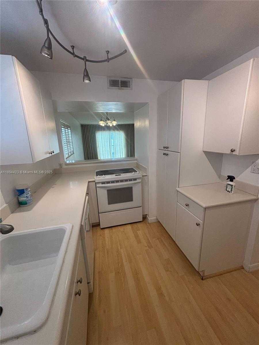 Small Image of 1150 COLLINS AVE #501, Miami Beach Number 2