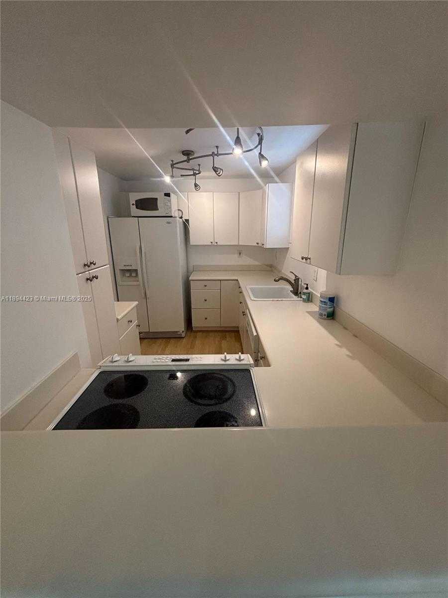 Small Image of 1150 COLLINS AVE #501, Miami Beach Number 3
