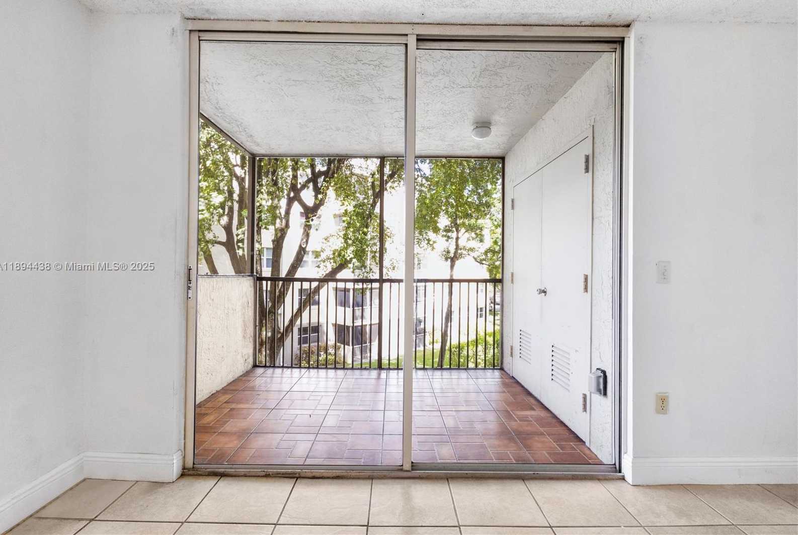 Small Image of 8225 LAKE DR #304, Doral Number 10