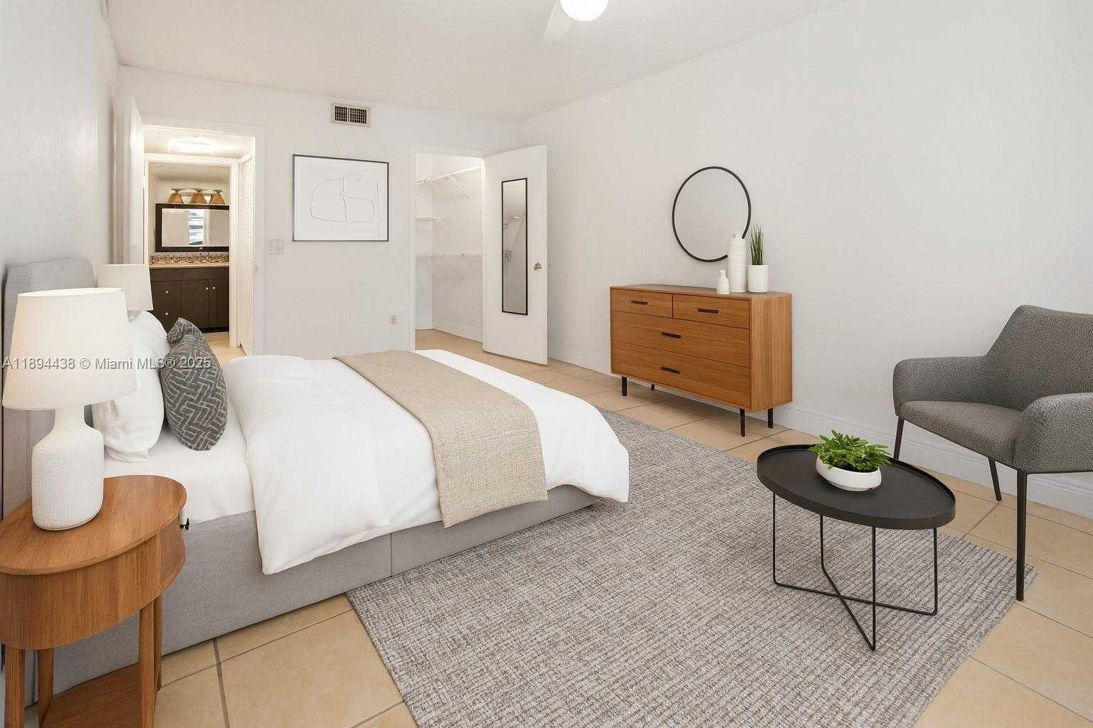 Small Image of 8225 LAKE DR #304, Doral Number 11