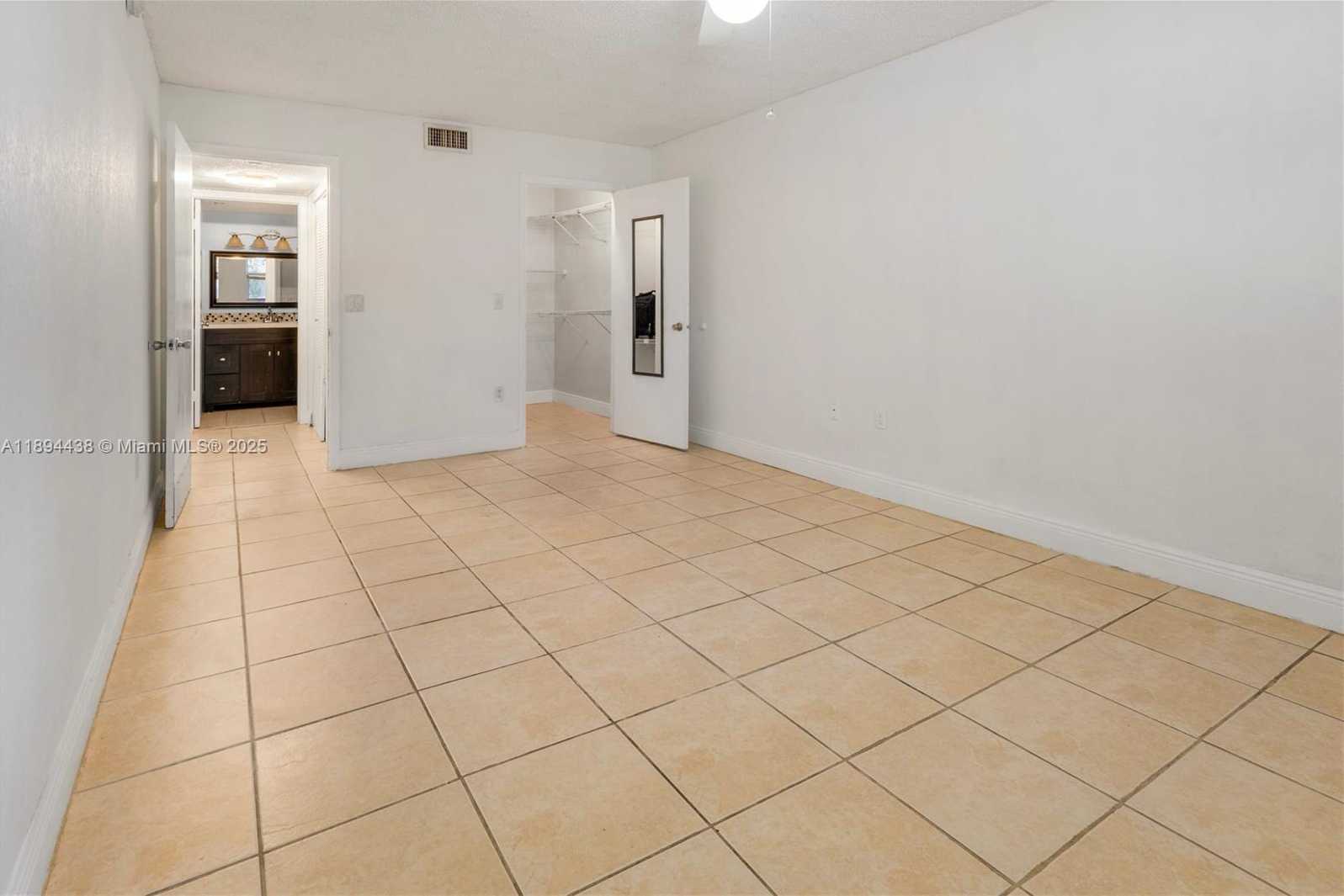 Small Image of 8225 LAKE DR #304, Doral Number 12
